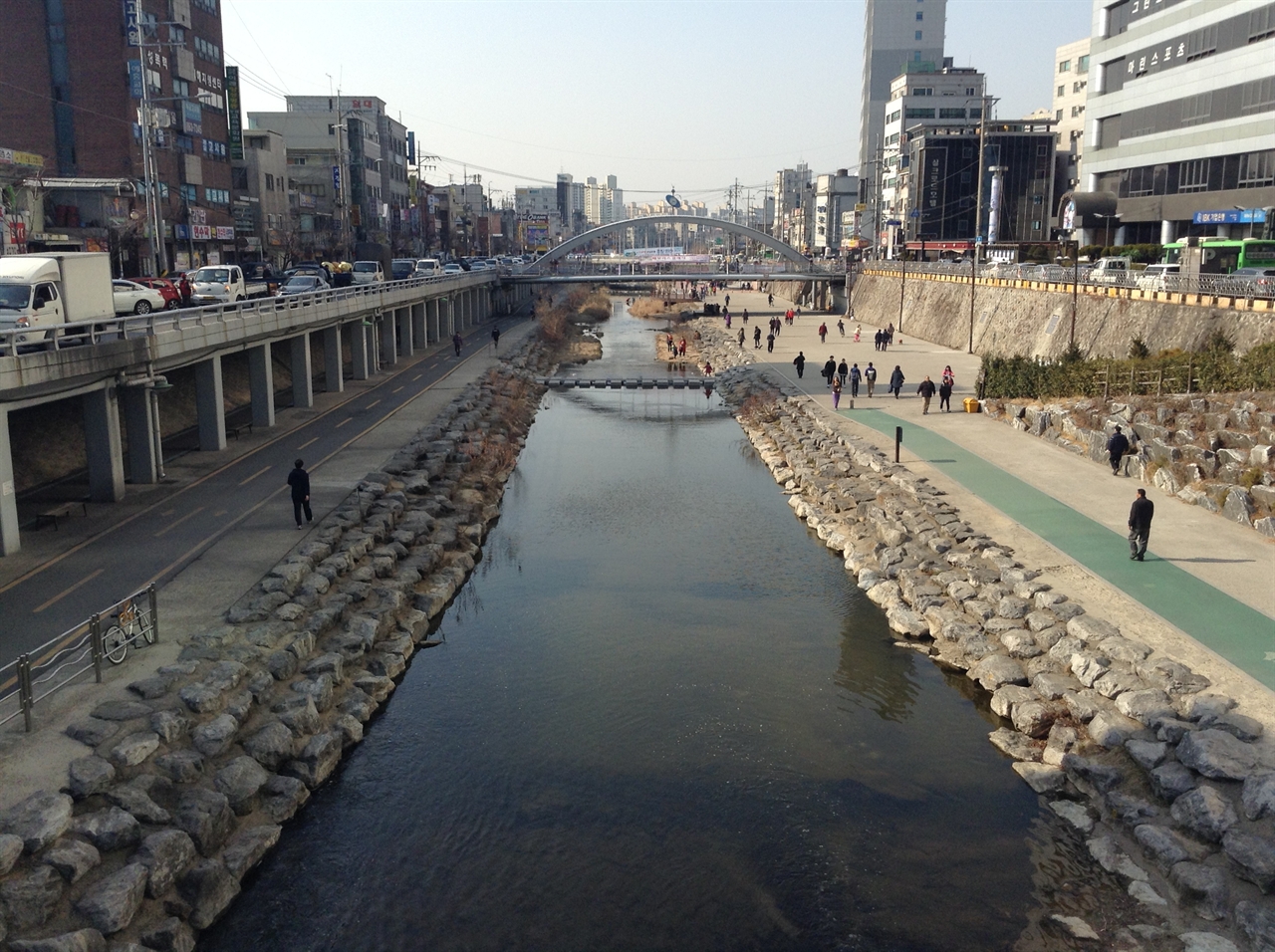  8일 찾은 관악구 도림천 모습. 모처럼 풀린 날씨에 산책을 하러 나온 주민들이 하천 양옆으로 난 산책로를 걷고 있다.