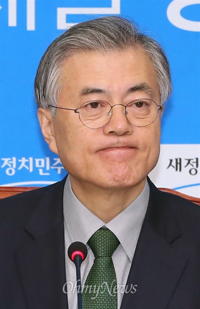 새정치민주연합 문재인 대표가 지난 3월 23일 오전 국회에서 열린 최고위원회의에서 생각에 잠겨 있다. 