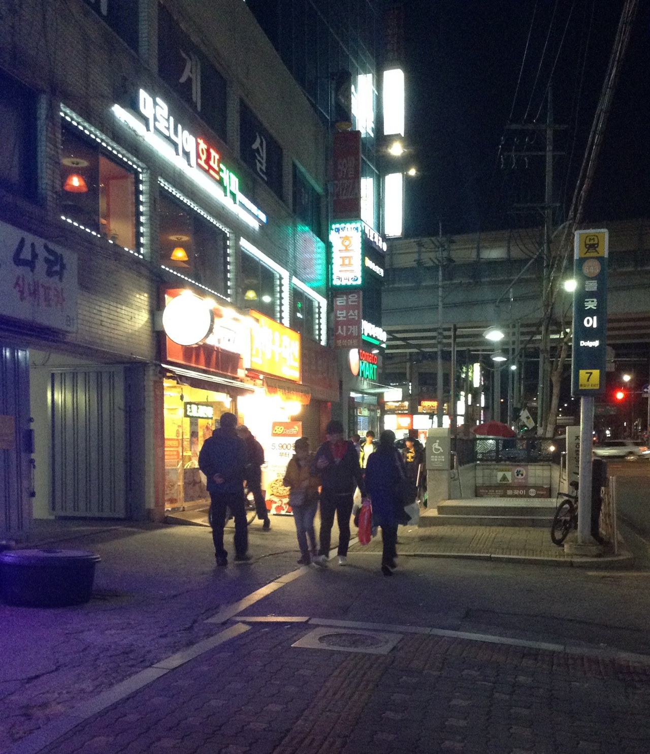 15일 약 7시경 돌곶이역 7번출구 앞. 역과 학교가 가까운데도 주변 상권이 활발하지 못한 편이다.