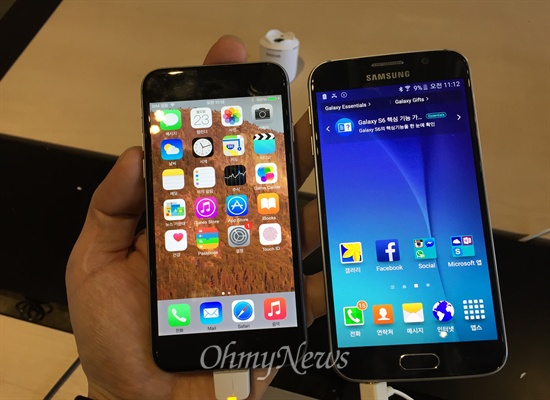삼성전자가 23일 국내에 공개한 갤럭시S6(오른쪽)과 아이폰6