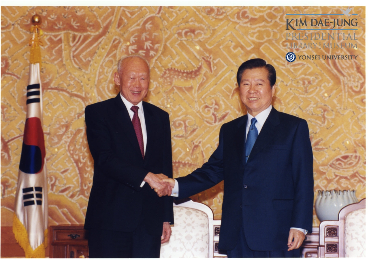 방한중인 리콴유를 만나고 있는 김대중 대통령