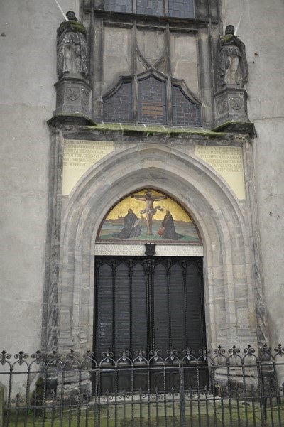 루터가 반박문을 붙혔던 교회의 문;  원래의 문은 소실되고 다시 재건되었다. 
 