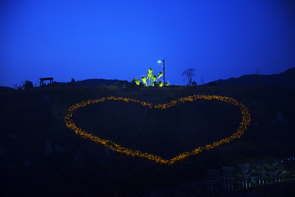 구례 산수유꽃축제장에 하트 모양을 한 야간 조명.
