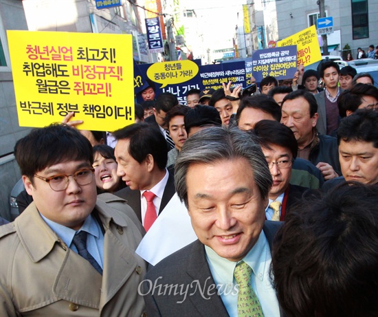 [오마이포토] 고시촌 찾았다가 곤욕치른 김무성 