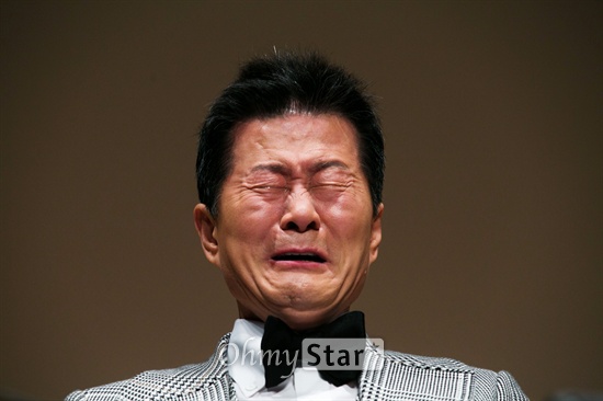 눈물 터트린 태진아 "억대 도박 하지 않았다' 가수 태진아가 24일 오후 서울 용산구청에서 열린 '억대도박논란해명' 기자회견에서 발언 도중 눈물을 흘리고 있다. 