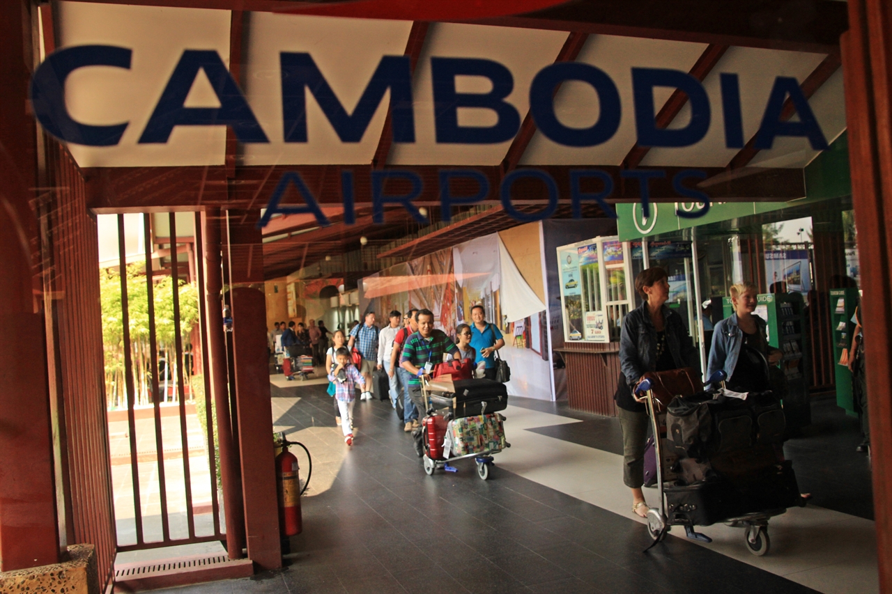 캄보디아 공항경찰들의 웃돈 요구 관행은 수년째 바뀌지 않고 있다. 
