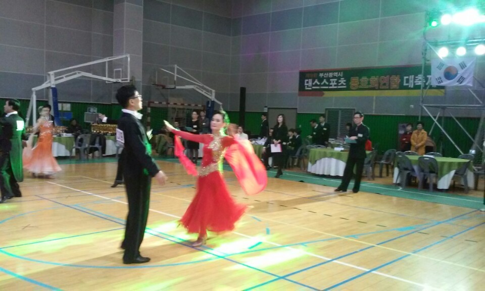 제12회 부산교육감배 및 제18회 총재배 전국 댄스스포츠선수권대회에 참가하여 춤을 추기 시작하는 모습