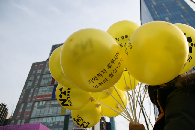 지난 14일 서울 서대문구 신촌 차없는 거리에서 '기억하자 후쿠시마, 멈춰라 월성1호기' 표어를 내걸고 탈핵문화제가 열렸다.
