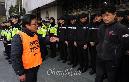 전국공무원노동조합 소속 조합원 20여명이 25일 새정치민주연합이 발표한 공무원 연금 개혁안에 항의하며 서울 영등포구 새정치연합 당사를 점거하고 농성을 벌이자, 당사 앞에 배치된 경찰병력이 조합원들의 출입을 막고 있다.