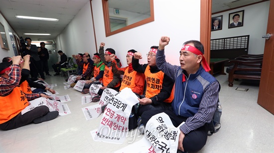 전국공무원노동조합 소속 조합원 20여명이 25일 새정치민주연합이 발표한 공무원 연금 개혁안에 항의하며 서울 영등포구 새정치연합 당사를 점거하고 농성을 벌이고 있다.

