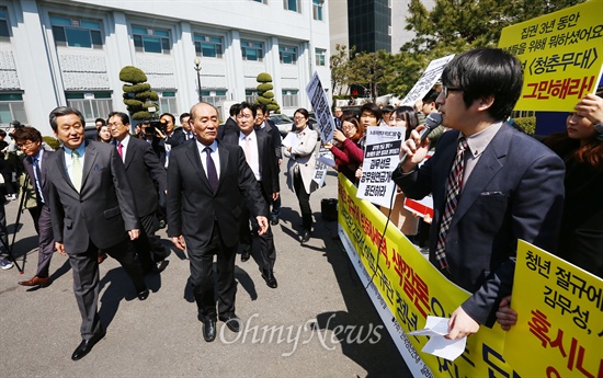 신림동 고시촌을 방문한 김무성 의원에게 '돌직구 질문'을 던졌 던 임선재(오른쪽)씨가 25일 서울 성동구 한양대  백남음악관 앞에서 기자회견을 하던 중 김 대표가 앞을 지나가자 "제 질문에 언제 대답해 주실껍니까?"라며 질문을 하고 있다. 