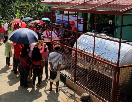 지난 2월 메트로 마닐라 케손시티의 빈민밀집지역에서 적정기술 빗물 음용시설 준공식이 열렸다.