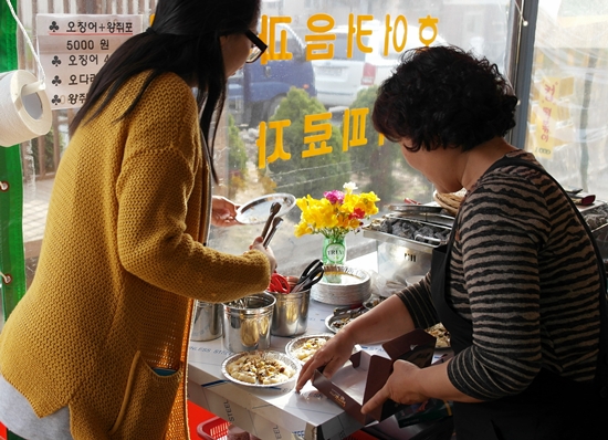 손님이 가져갈 호떡을 포장하는 노영란씨
