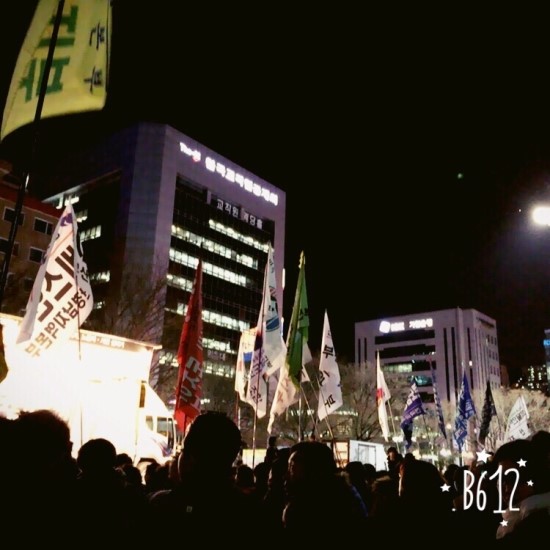 민주노총 부산본부 2015 총파업 투쟁 선포식에 모인 단체들의 깃발이 휘날리고 있다