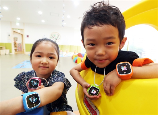 SK텔레콤에서 지난해 7월 선보인 어린이용 웨어러블 단말기 'T키즈폰 준'은 부모 스마트폰으로 아이의 위치를 확인할 수 있고, 전화 통화와 문자 수신이 가능하다.