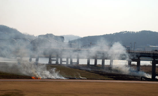 충남 공주시가 금강교(등록문화제 제232호) 교각 밑 갈대밭이 시뻘건 불길에 휩싸였다.