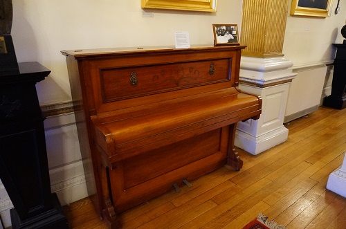 2층 강연장에는 더블리너들이 가장 사랑하는 작가, 제임스 조이스가 사용하던 피아노가 한편에 놓여져 있었다.