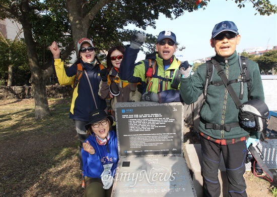 '아카자봉'에 나선 김혜영 씨가 8일 오전 서귀포 제주올레 7-1코스 출발지점에서 제주올레 여행자와 '제주올레 아카데미' 동기들과 함께 무사완주를 기원하며 화이팅을 외치고 있다. 
