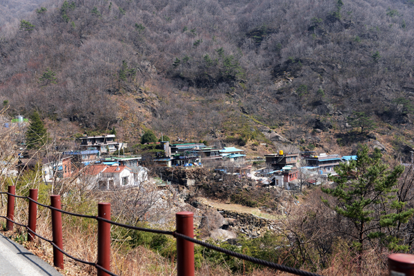 피밭골로 불리는 직전마을. 연곡사에서 피아골 계곡 옆으로 난 길을 따라 약 1.5km를 달리면 마을을 만날 수 있다.