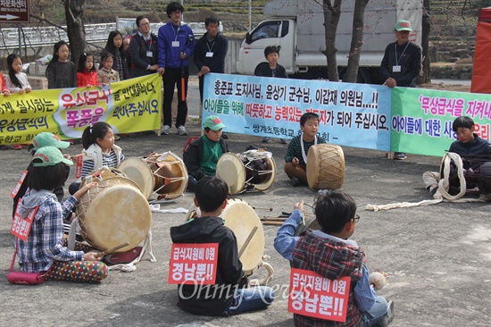 학교 무상급식 중단을 앞두고 하동 쌍계초등학교 학부모와 학생들이 '무상급식 정상화'를 위해 등교거부한 뒤 쌍계사 앞 주차장에 모여 간단한 집회를 하고 있다.