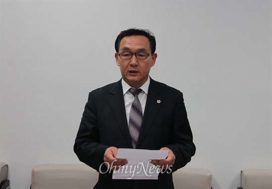 '역적 노무현 궁전 기행'이라는 글을 공개 커뮤니티에 유포해 비난을 받았던 박희진 대전시의회 의원이 27일 오전 공식 사과했다.