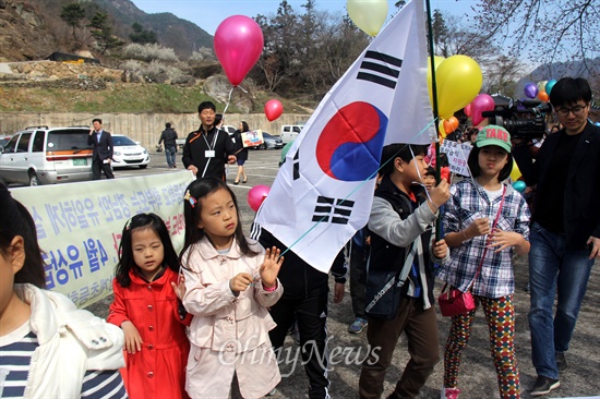 학교 무상급식 중단을 앞두고 하동 쌍계초등학교 학부모와 학생들이 '무상급식 정상화'를 위해 등교거부한 뒤 쌍계사 앞 주차장에 모여 간단한 집회를 하고 있다.