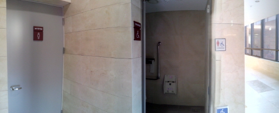 교구청 신관 지상 2층 남자 비장애인 화장실과 장애인 화장실을 파노라마로 찍은 사진. 한 눈에 보기에도 차별의 소지가 다분하다.