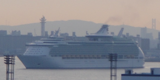      크루즈 여객선 마리너오브씨(Mariner of the Seas) 호가 고베 항을 출발하고 있습니다. 우리집 아파트 베란다에서 찍은 사진입니다.