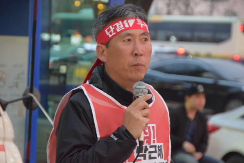 김재명 민주노총 경남지역본부장이 결의대회서 투쟁사를 하고 있다