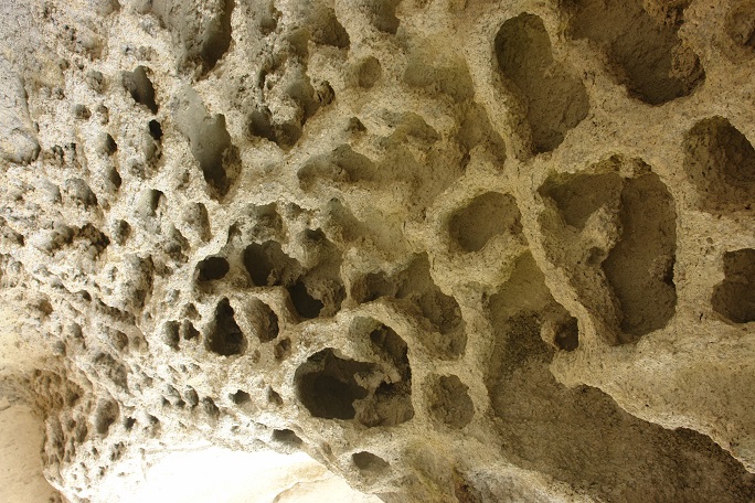 금골산이 오래전 융기했음을 말해주는 지질학의 타포니 현상이 마애불이 있는 상굴에 나타나있다. 