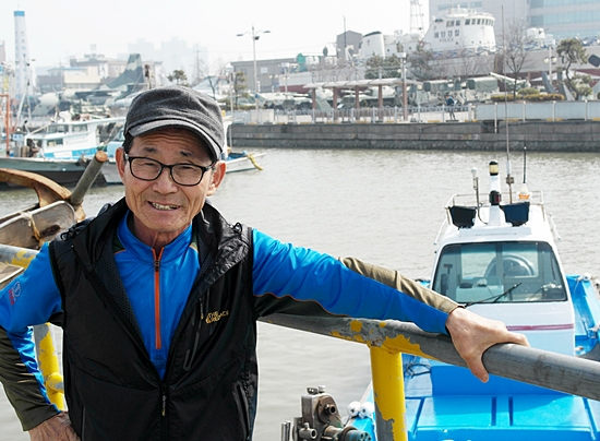 임봉택씨. 출어 준비가 끝난 자신의 배(성덕호) 앞에서
