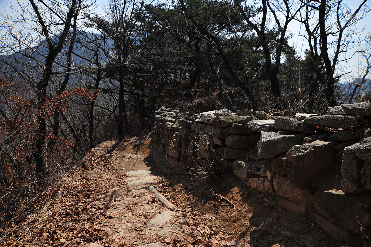 북한산성을 곁에 두고 걷는 산행길