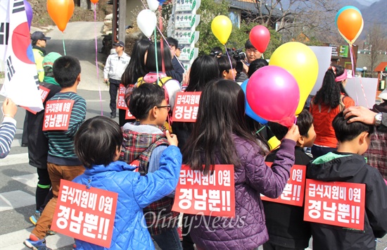 4월부터 경남지역 학교 무상급식이 중단되는 가운데, 하동 쌍계초등학교 학생들이 지난 27일 '무상급식 정상화'를 요구하며 등교거부했고, 이날 오전 학생들이 하동 화개면 녹차문화센터 앞 주차장에서 간단한 집회를 연 뒤 학교까지 거리행진했다.