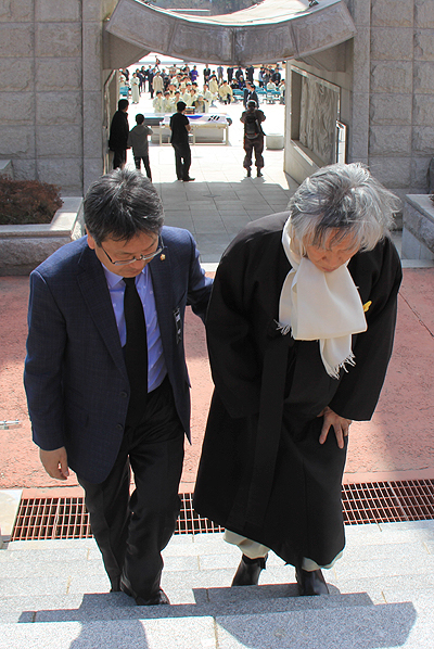 강기정 의원이 다리가 불편한 백기완 소장을 부축해 고 윤상원 열사 묘를 찾아가고 있다. 