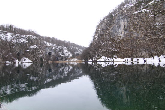 크로아티아 최초의 국립공원이며 유네스코 세계자연유산인 플리트비체 호수 국립공원의 겨울풍경.