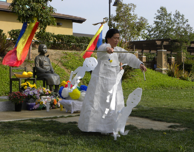 이효립씨가 미국 글렌데일 '평화의 소녀상' 앞에서 돌아가신 위안부들의 혼을 기리는 넋전춤을 공연하고 있다.