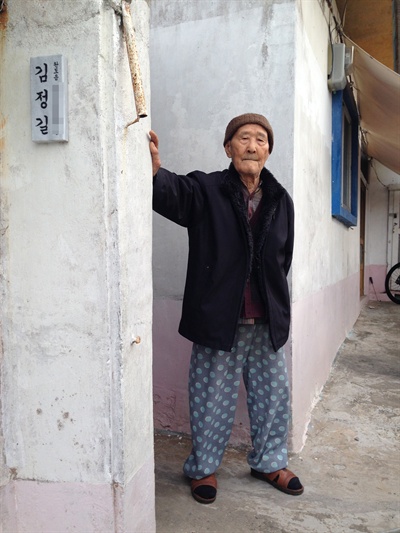 고향 전남 완도에서 손녀 김신혜를 기다리는 김정길옹. 김옹은 올해 99세다. 