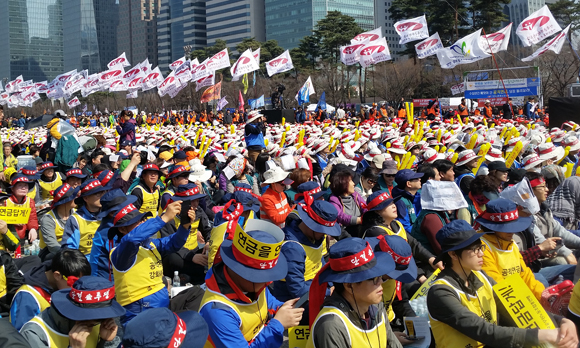 28일 낮 서울 여의도 공무원연금 개악저지 결의대회에는 8만 여명 공무원 교원 노동자들이 참가했다.