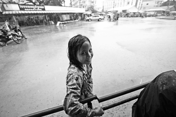캄보디아 포이펫에서 만난 아이. 지금 처해 있는 곤궁한 형편과는 무관하게 표정이 너무 밝아서 오히려 슬펐다.