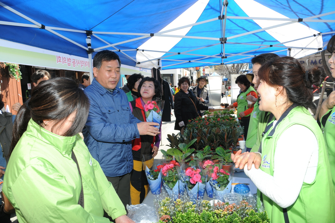 28일 울산 중구 문화의 거리에서 열린 나눔장터에서 박성민 울산 중구청장이 여성단체 회원들이 판매하는 봄철 초화류를 보면 이야기를 나누고 있다