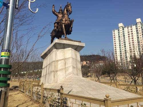 광교공원 입구에 있는 강감찬 동상