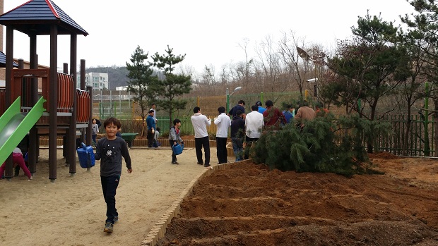 자녀들도 아버지를 도와 즐겁게 함여하는 텃밭 가꾸기 체험 활동 아버지들은 나무를 옮겨 심고, 자녀들은 그 나무에 물을 길어다 주는 활동으로 부자가 함께 하는 즐거운 체험이 이루어 지고 있다.