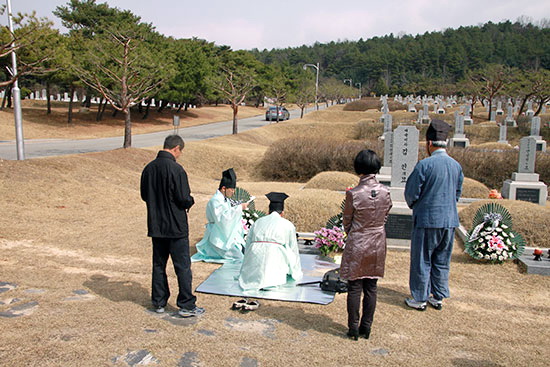 청년백범, 민족문제연구소, 효창원을 사랑하는 사람들 회원들이 김인의 묘소를 찾아 헌작하고 있다. 