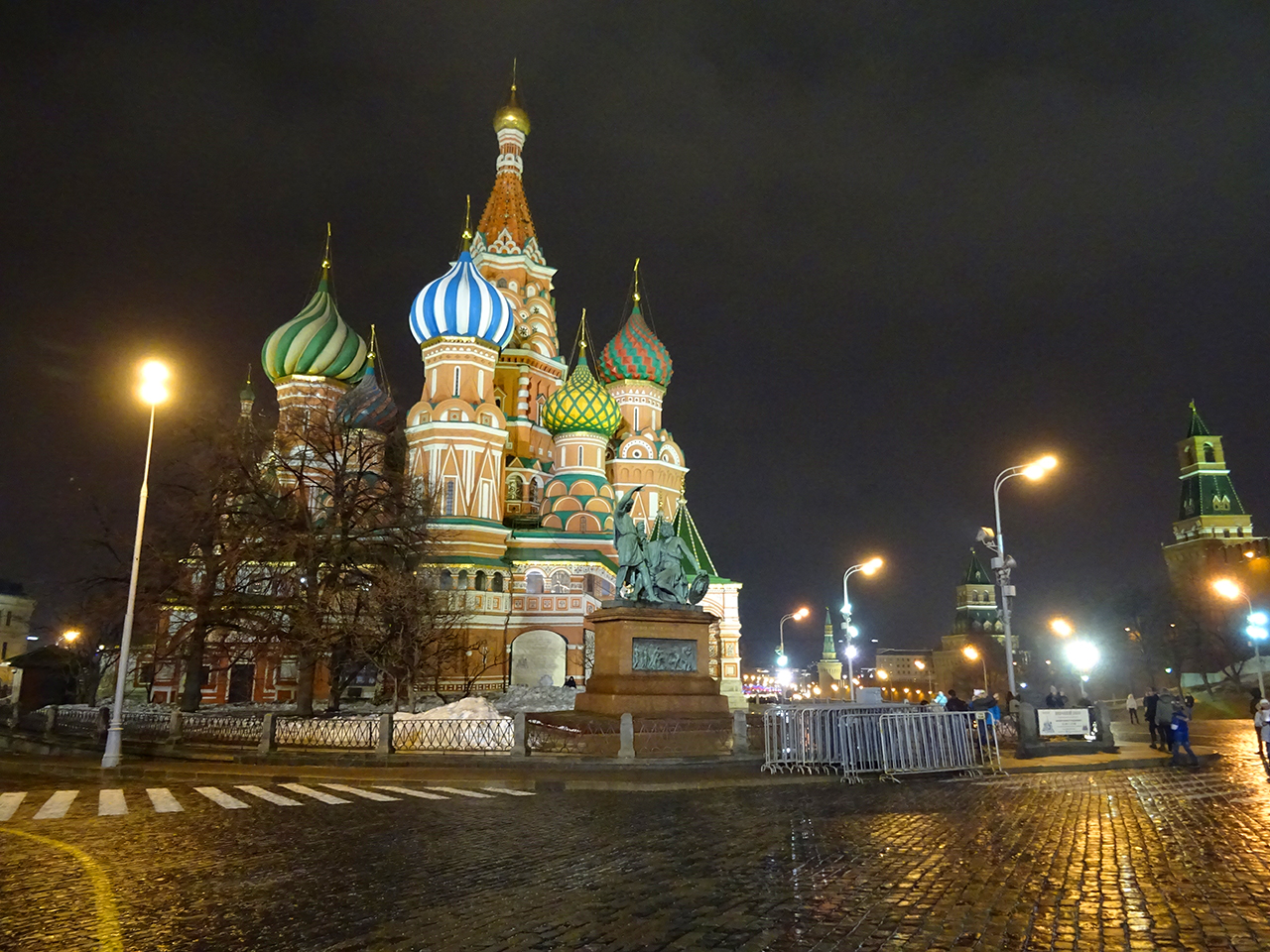 모스크바의 상징이 된 붉은 광장의 성 바실 대성당. 오른 쪽에 크렘린 궁의 담장과 탑이 보인다. 