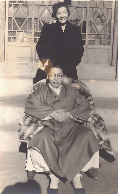 경교장에서의 김구와 안미생(1946년)