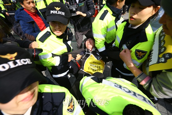 한 세월호 유가족이 30일 오후 서울 광화문광장에서 416시간농성선포 기자회견을 마친 뒤 청와대로 서한 전달 행진을 하던 중 경찰병력에 의해 강제로 끌려 나오고 있다.