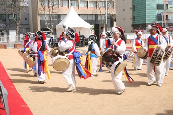 개관식이 열리기 전에 풍물패가 공연을 하고 있다