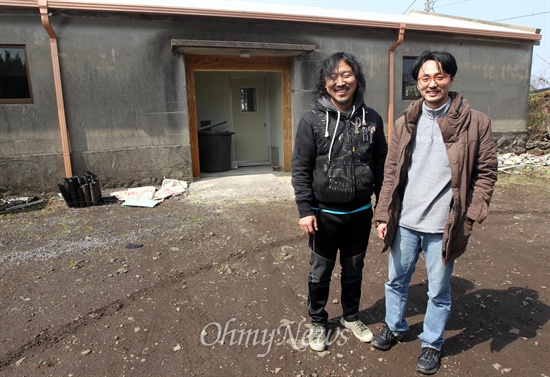 박범준 씨와 황용운 씨는 제주 선흘리에서 오랫동안 사용하지 않던 우사를 마을 이장을 통해 빌려 세월호 '기억공간 re:born', 바람도서관, 팟캐스트 스튜디오 그리고 생활공간이 공존하는 공간을 만들고 있다.