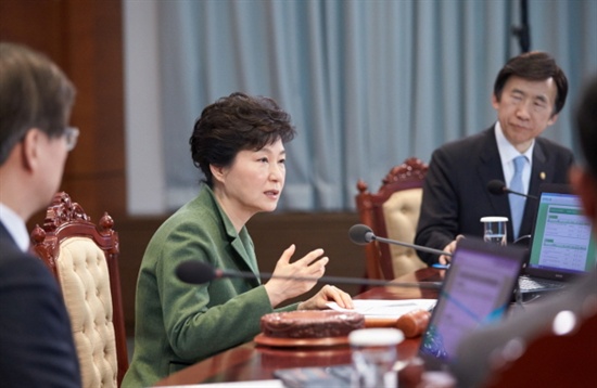 박근혜 대통령이 17일 오전 청와대에서 열린 제11회 국무회의에 참석하고 있다.
