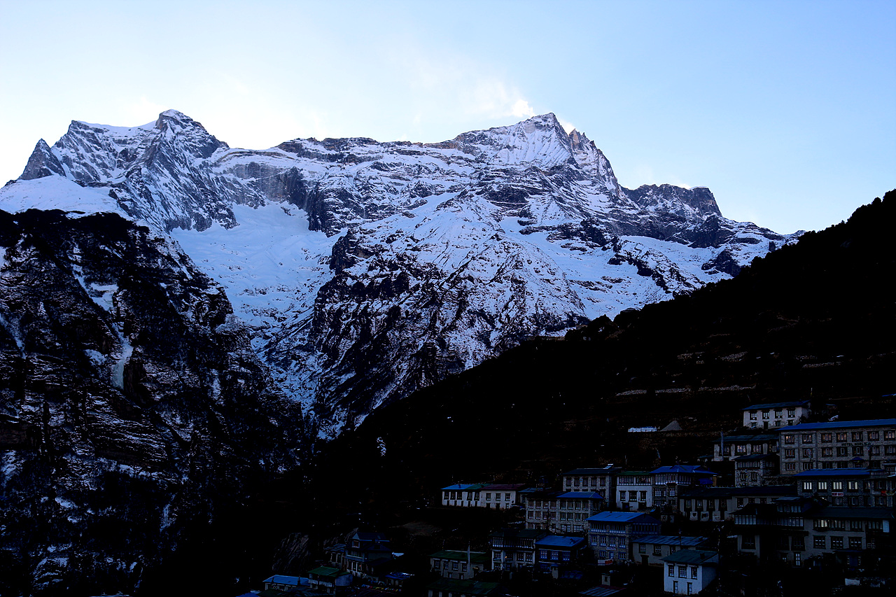 콩데(6093m)의 보호를 받고 있는 남체 